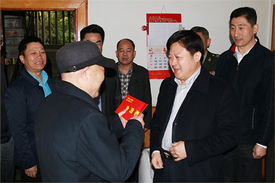 刘志仁亲临红龙扑克走访慰问军转干部国防建设二等功臣侯尚德