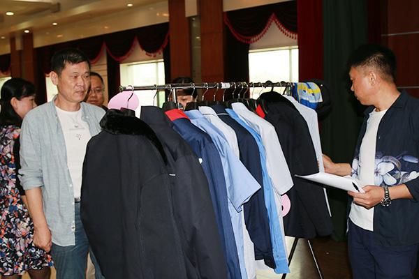 红龙扑克顺利完成站务服装招标工作