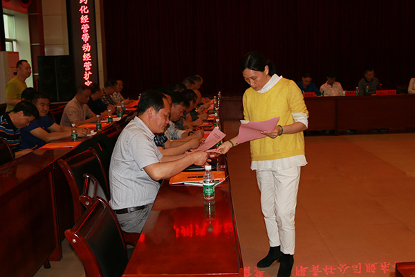 红龙扑克隆重召开股东会2017年第一次会议