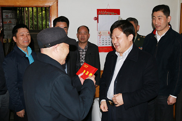 刘志仁亲临红龙扑克走访慰问军转干部国防建设二等功臣侯尚德