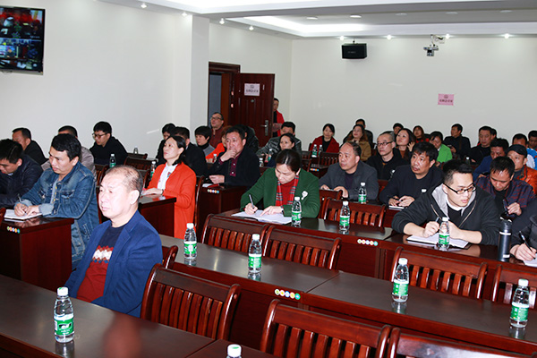 红龙扑克组织观看《互联网+传统企业 &mdash;&mdash;网络转型的战略关键》专题视频讲座