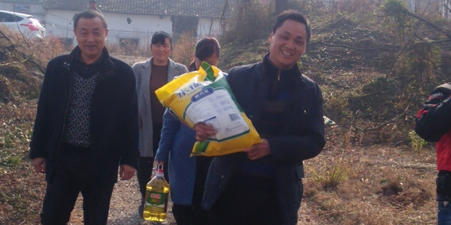 这个冬天不太冷，扶贫慰问情意浓